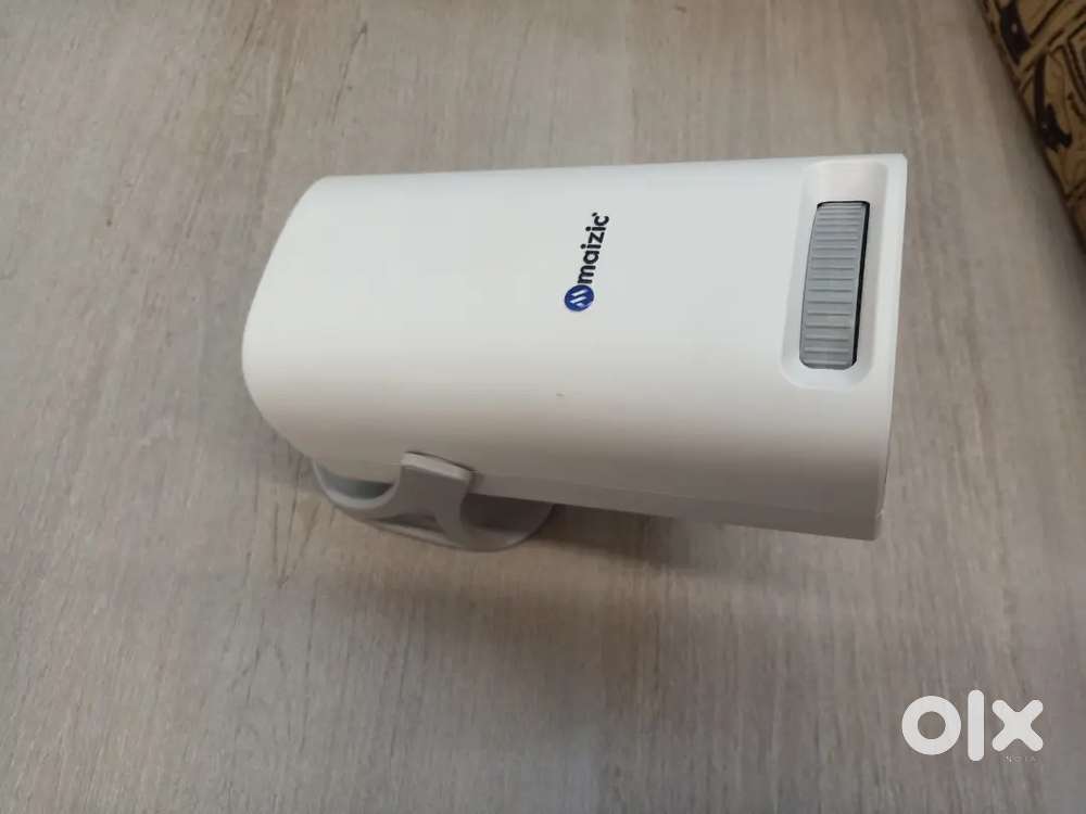 MAIZIC PROJECTOR 1 MONTHS OLD