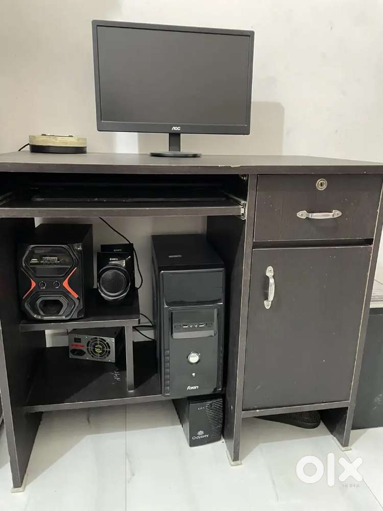 All like new computer with tvs keyboard with speakers and with table