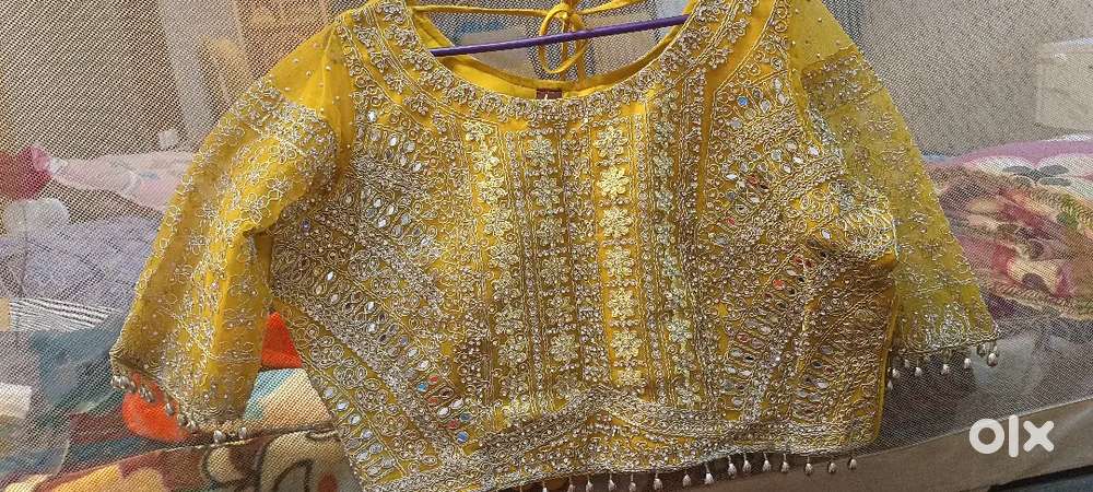 It's lehenga very beautiful like a haldi bridal lehenga