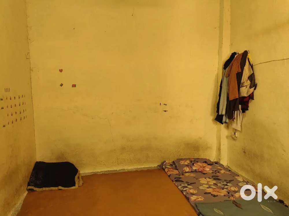 Peela bunglow t juction ke pass bachelor ke room available hai urgent