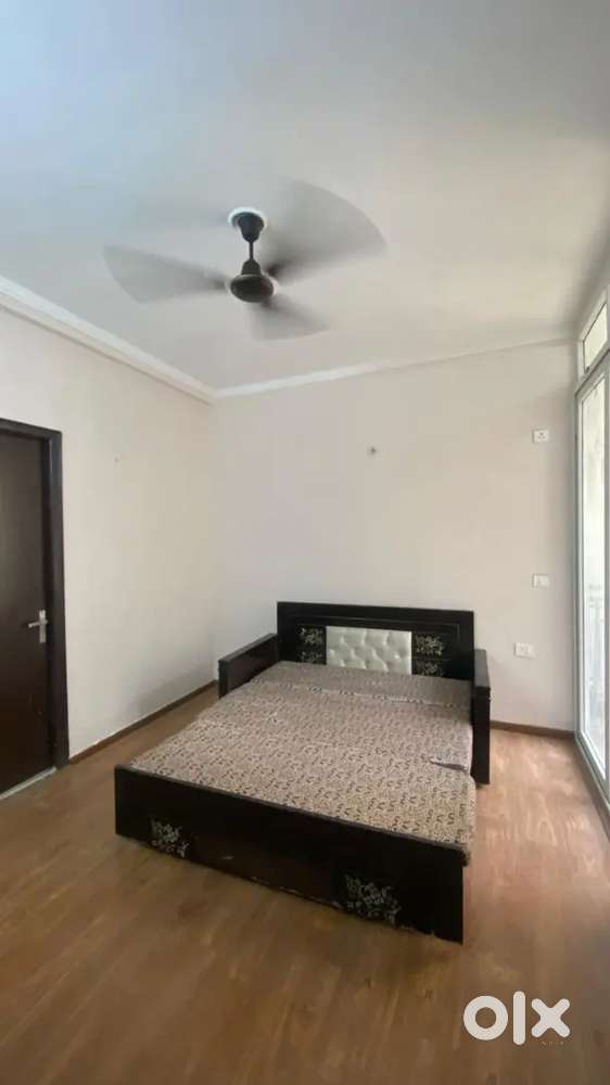 1 room available for rent in a preoccupied 3 bhk