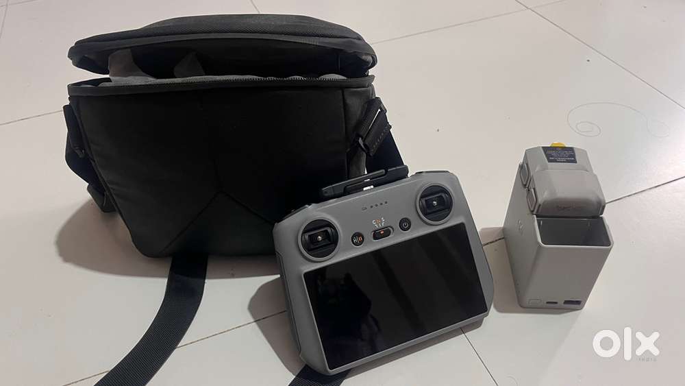 DJI MINI 4 pro Drone -2 Battries,charging hub & Rc2 moniter with bag