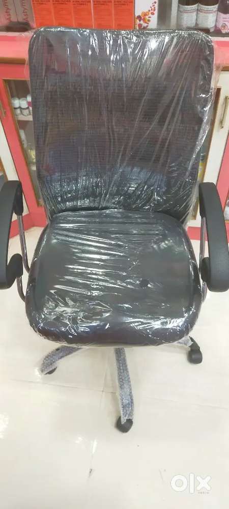 NEW OFFICE ROOLING CHAIR