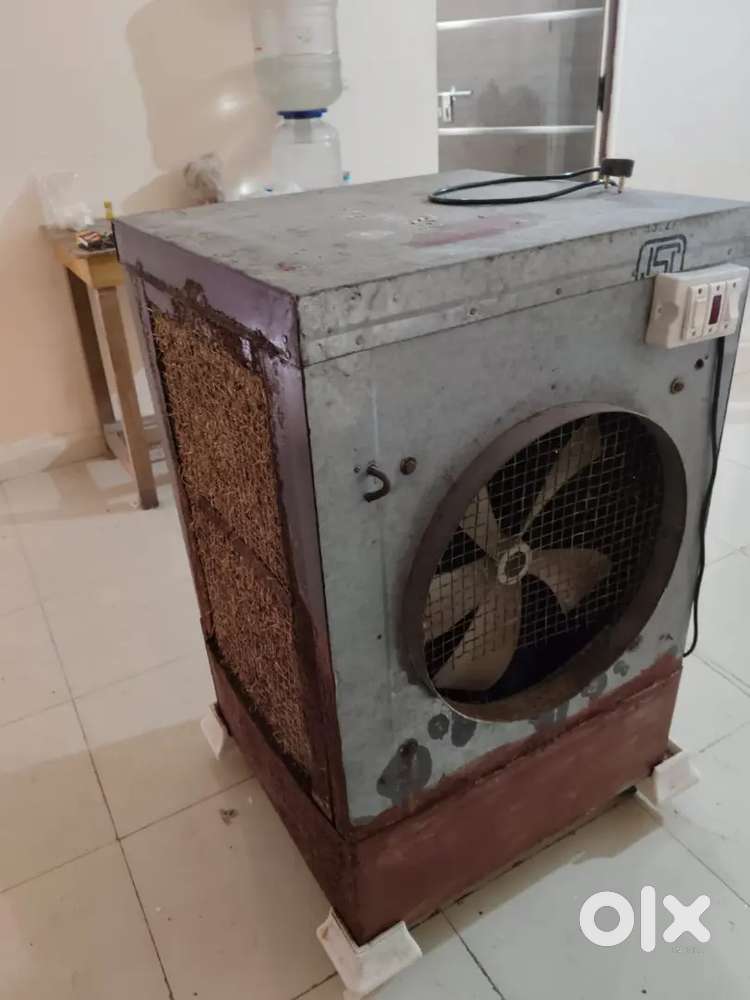 MEDIUM SIZE COOLER AND TABLE