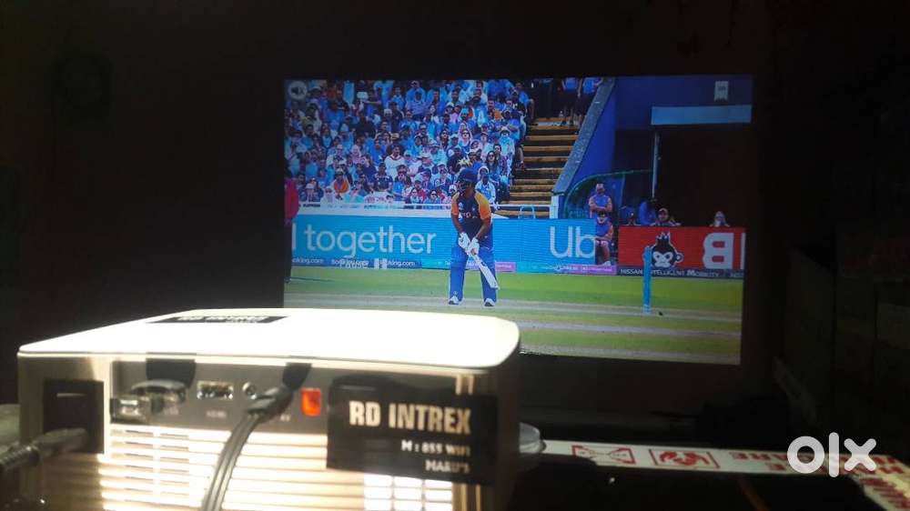 rd5 intrex projector 4k 3d wifi mcast 200 inchs hdmi usb daylight new