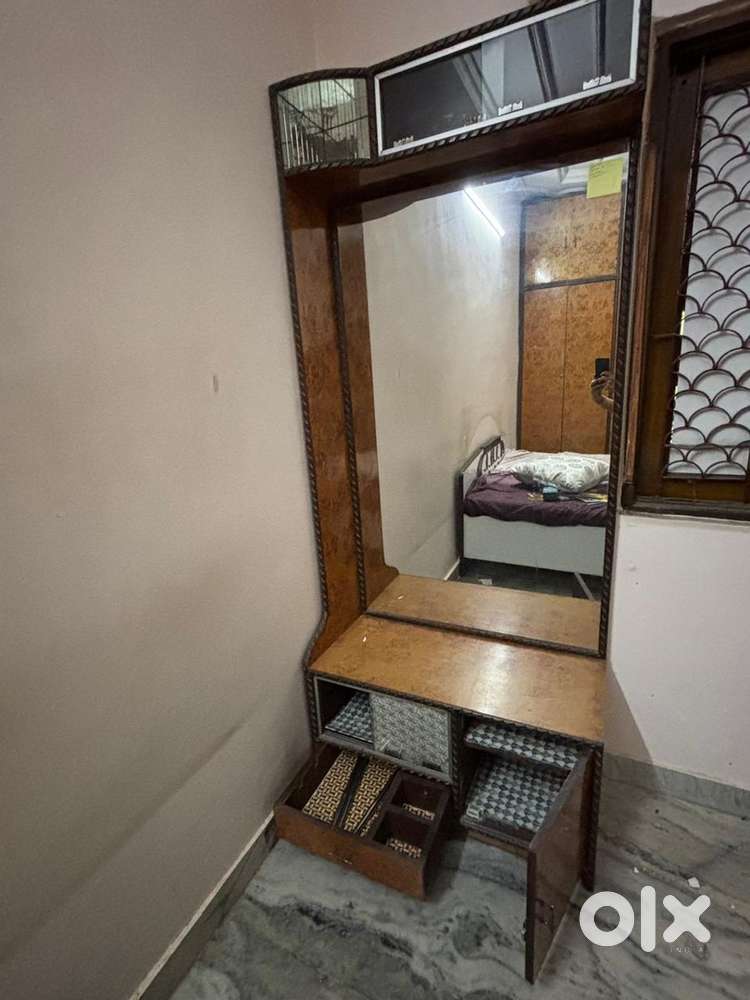 Almira and dressing table set