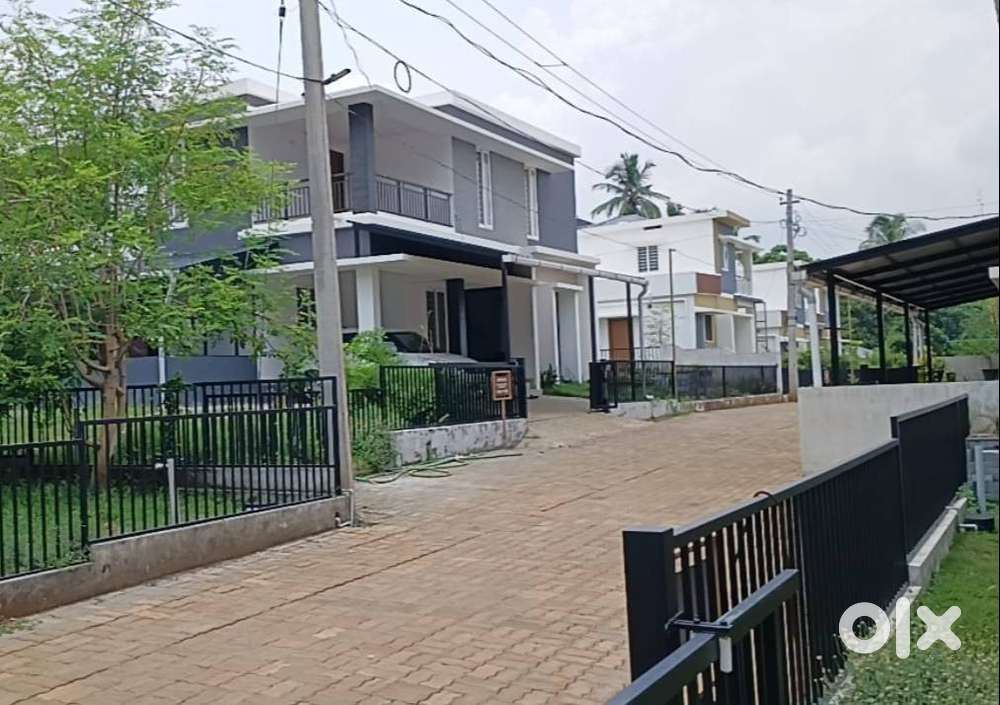 Chembukkavu, Close to Sree Karthyayani Temple + House for sale!