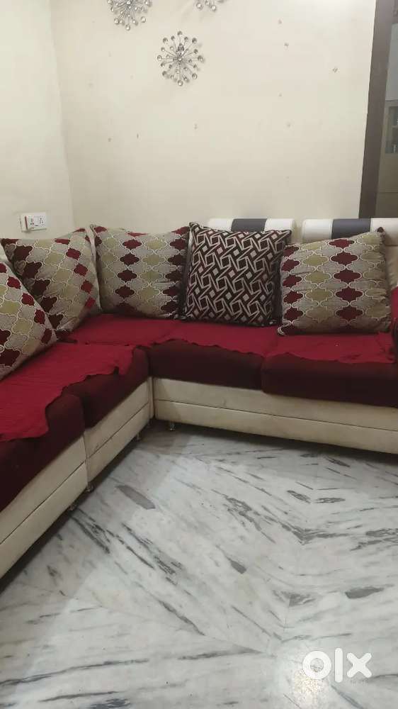 5 seater sofa with pillows