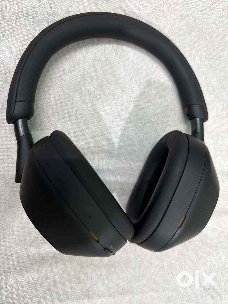 Overhead sony 1000XM5 headphone