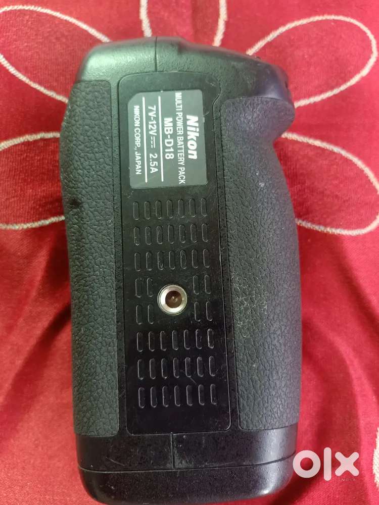 Nikon multi power battery pack MB-D18