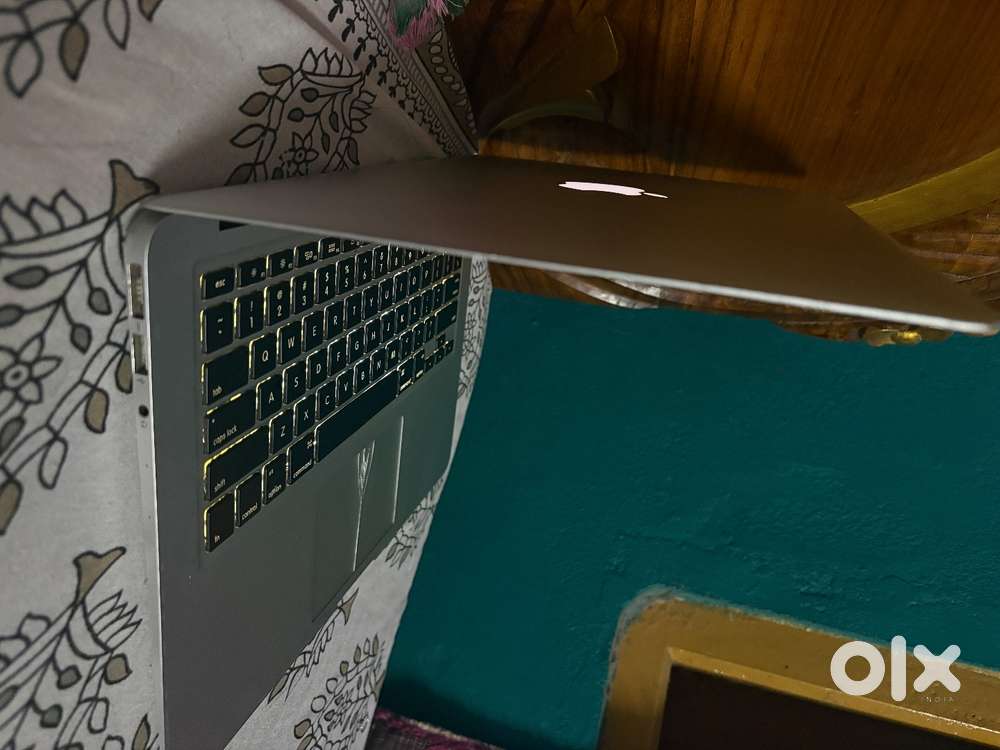 Apple macbook air 2015 13.3 inch 8gb and 256 gb ssd