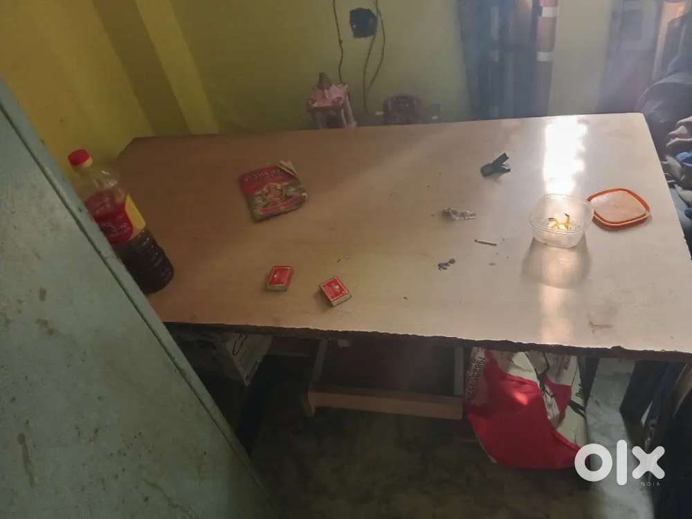 Mint condition table hai price 400hai message kar Dena