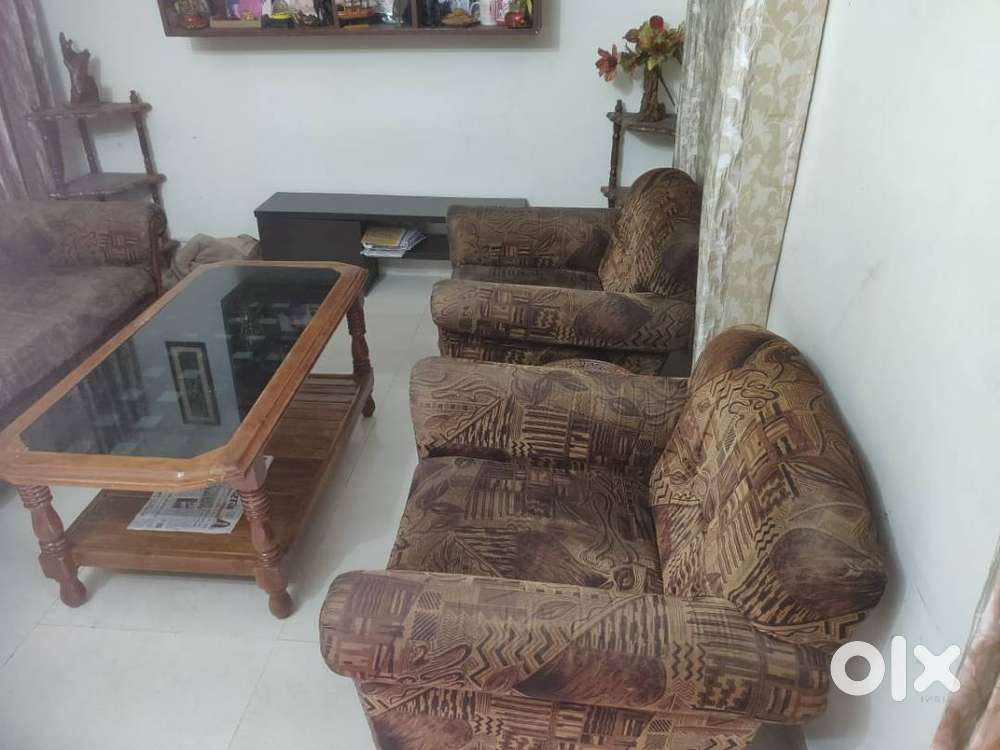 Stylish Sofa Set with Table : 3+1+1 Seaters