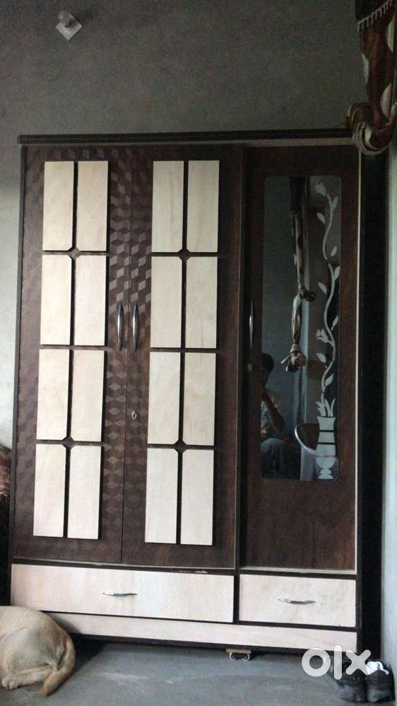 Almari new saaf a sari good condition