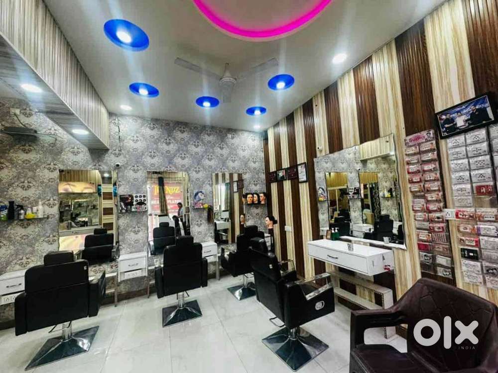 Beauty parlor assistant required only female