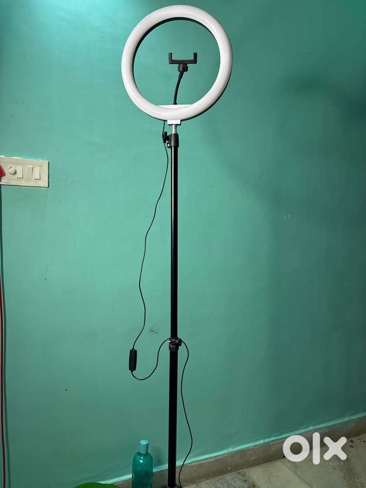 Ring light with tripod