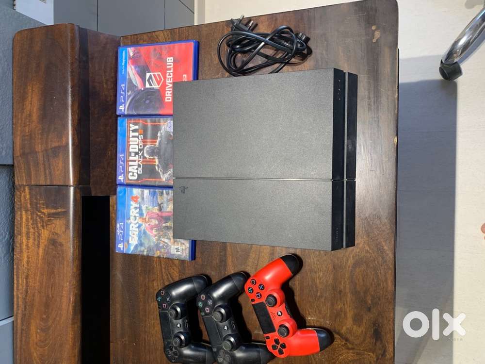 Ps4 1TB, 3 controllers, 4 games