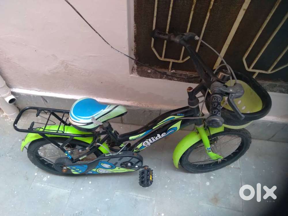 A green colour cycle which is 2 year old suitable for 4 to 6 old child