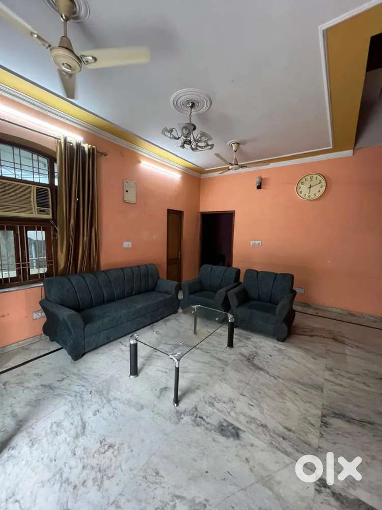2 bhk flat one seat vacant