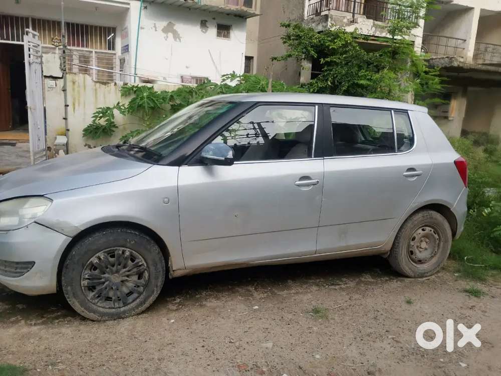 ड्राइव का मिरर और एक डोर  हैंड टूटा हुआ है गाड़ी एफिडेविट मिलेगी
