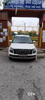 Hyundai Venue 2023 Petrol 32000 Km Driven