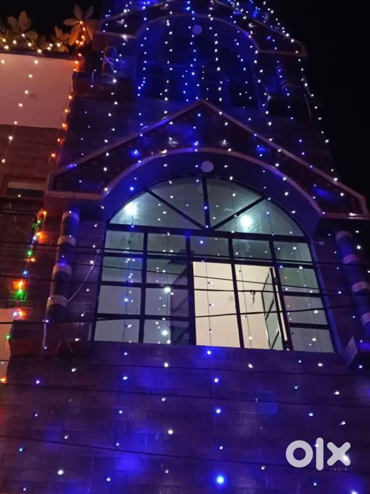 100 s/fit में साथ कमरों ,दो लॉबी,पच्च्चीस फीट चौड़ा रास्ता हे मथुरा