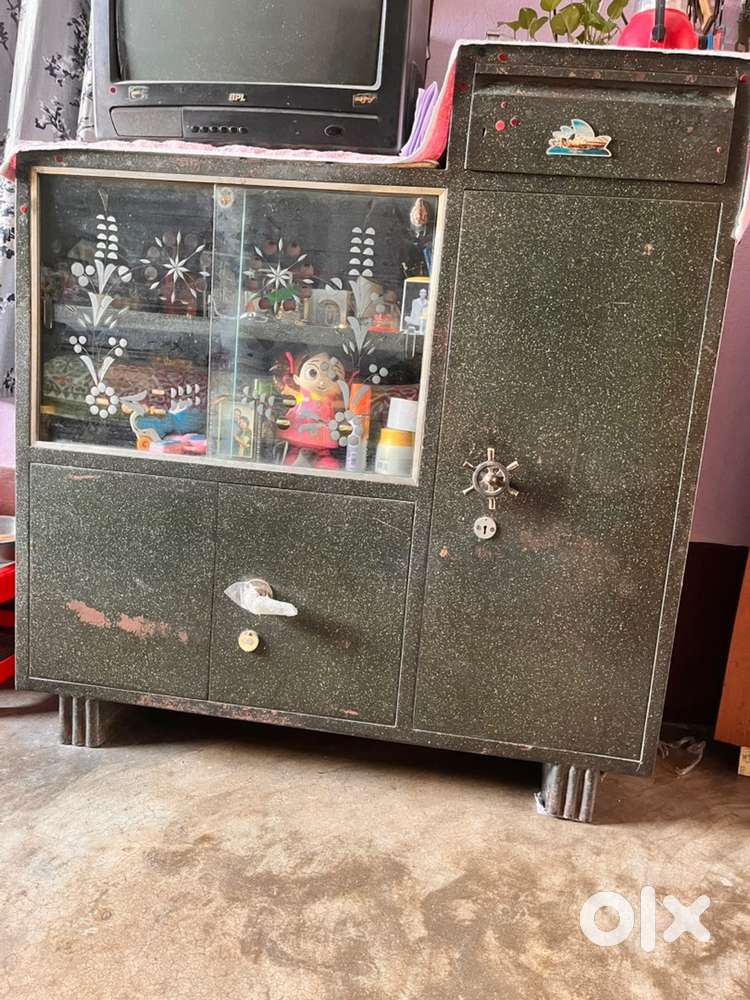 Six shelves steel showcase