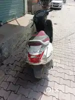 Bhot kam chali hui hai , bhot achi scooty hai