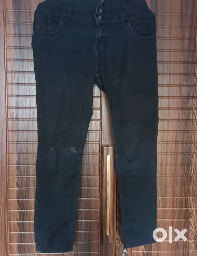 Classic Black High-Waisted Jeans – Stylish & Comfortable!