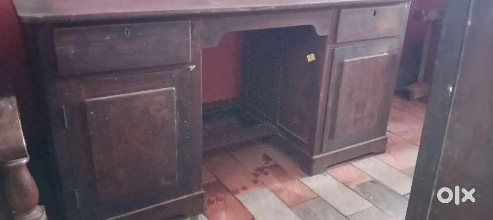 Old model വീട്ടി table (5*2.5)