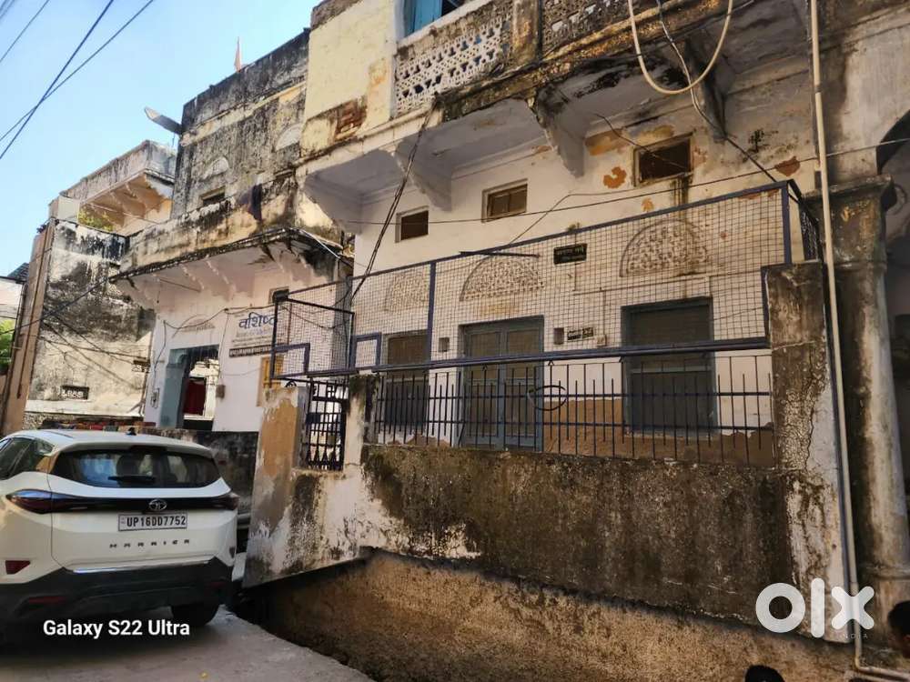 Vintage property G+2 floors located at the heart of the city