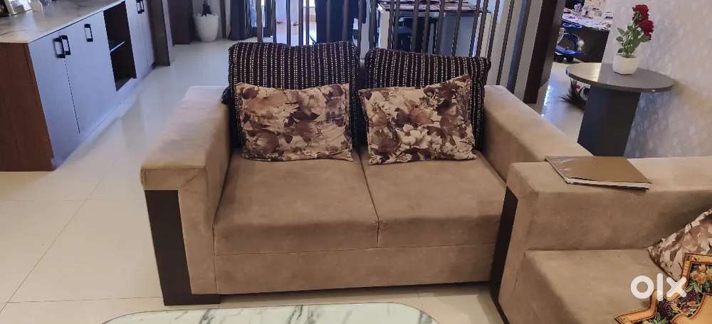 5 seater sofa set 2 year old but condition is totaly new tipe