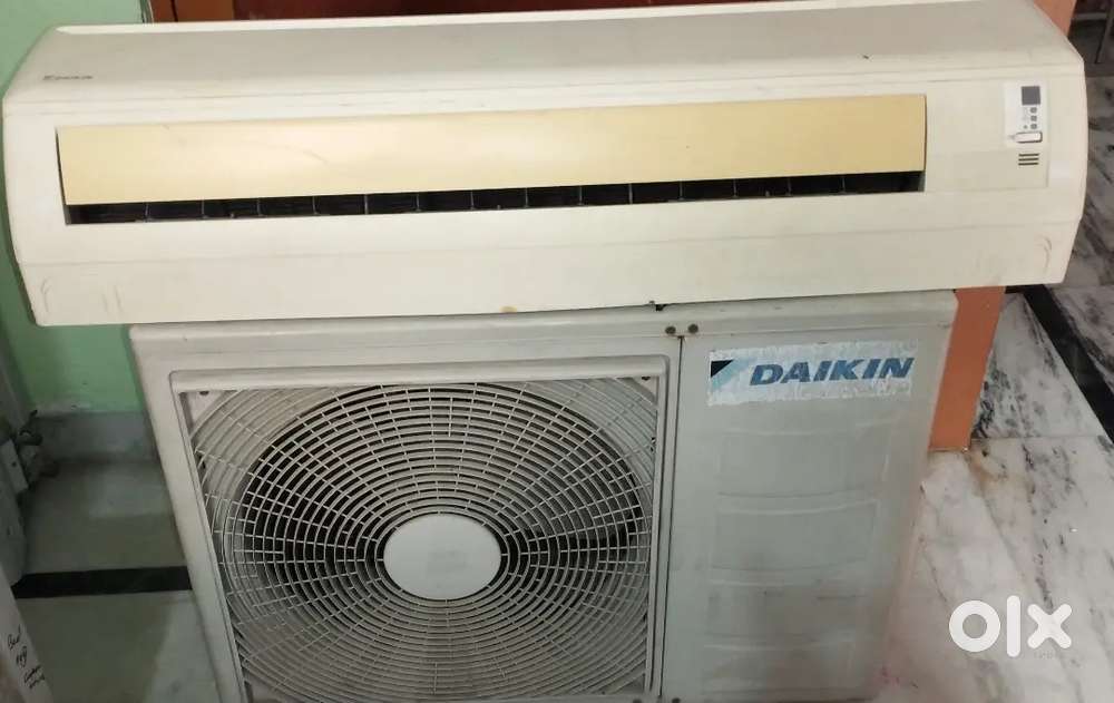 Daikin 1.5 Ton Hot & Cold Split AC – Excellent Condition