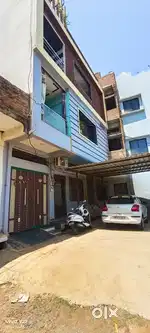 4 manjil ghar hai borbell ki subidha hai prime location per hai