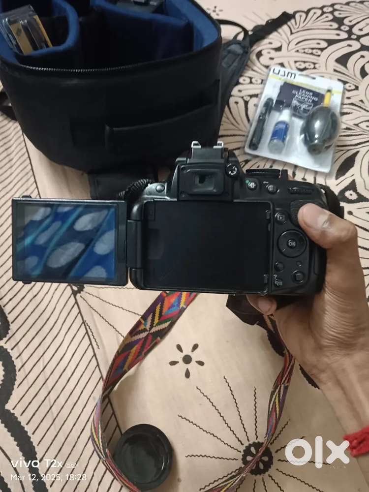 Nikon 5200d with 18-55mm lens with battery charger