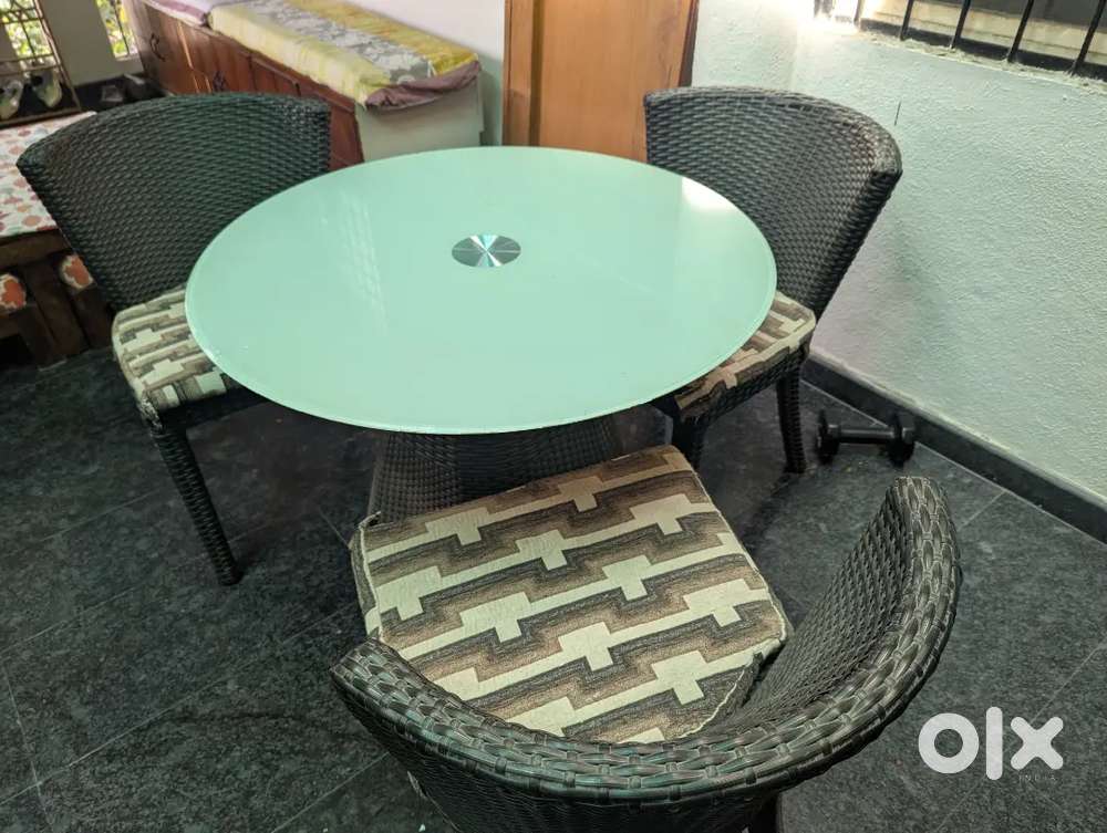 Compact indoor/outdoor 3 seater dining table