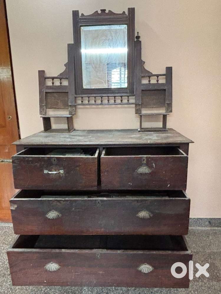 ANTIQUE STYLE LARGE DRESSER TABLE WITH DESIGNER MIRROR ONLY 4,000