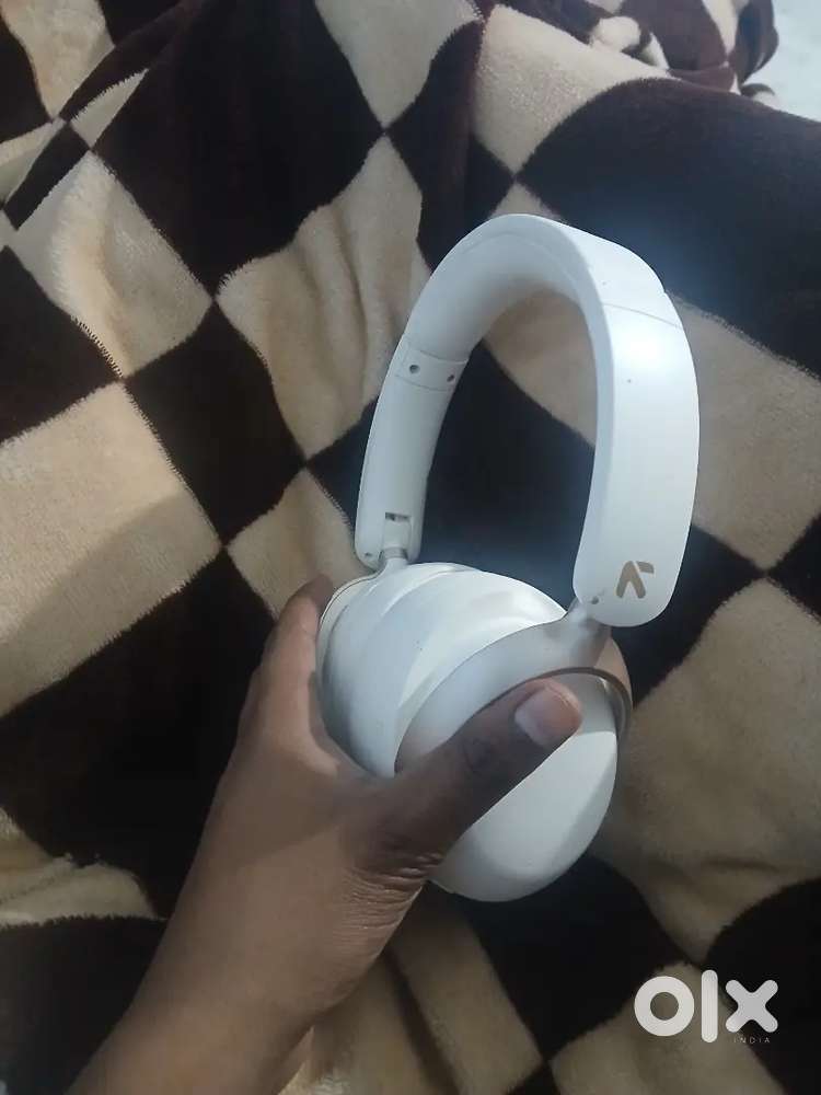 It's go Boult headphone noise conlation and 78 hours playback garranty