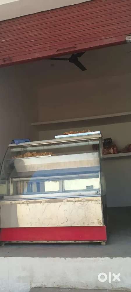 HOT AND COLD SWEETS COUNTER