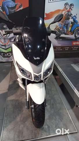 Vespa aprilia scooter at heavy ducount