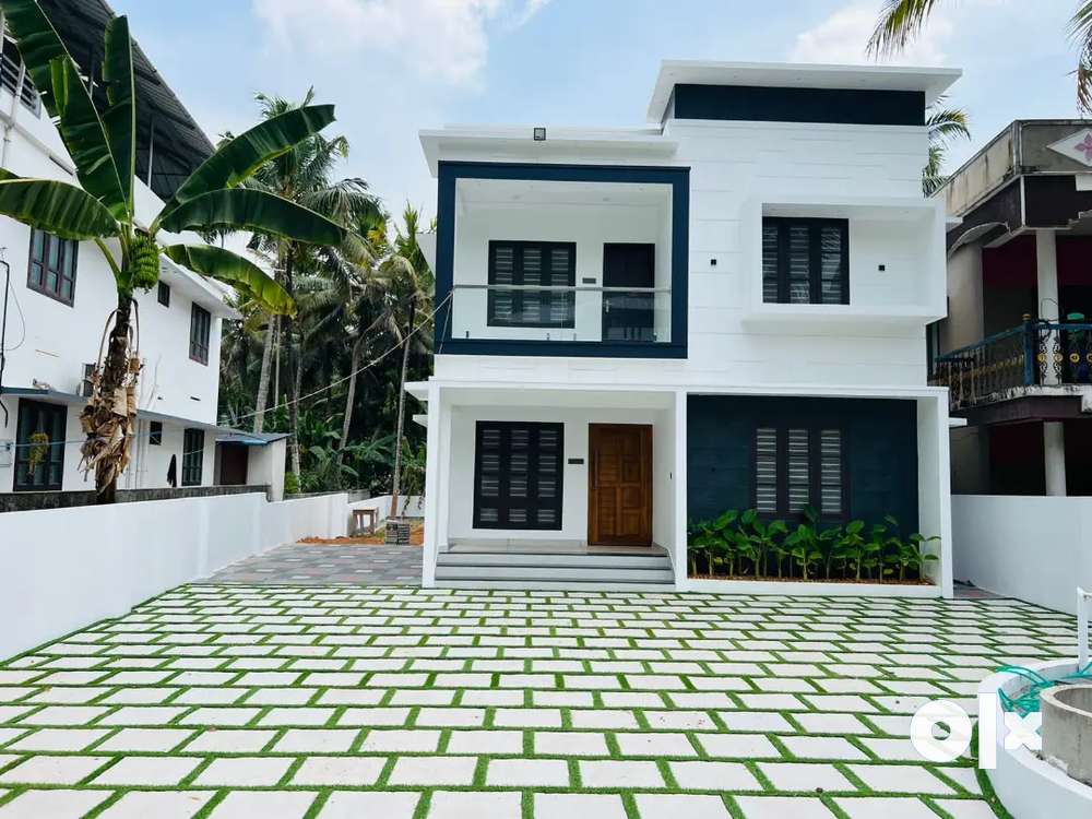 14 Cent luxury house for sale pothencode junction