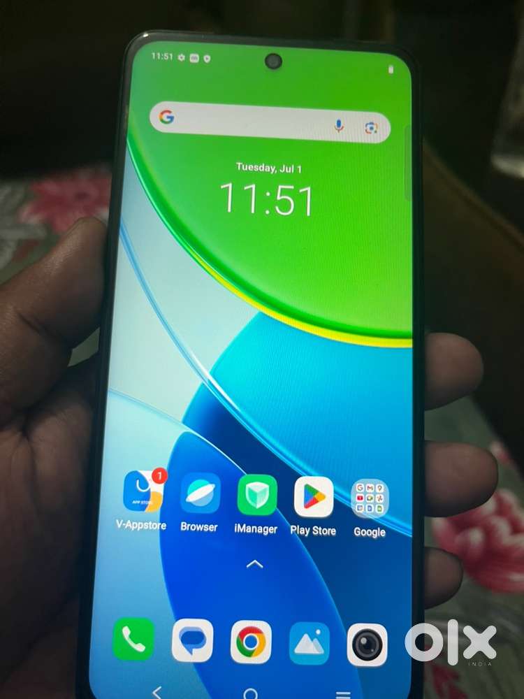 Vivo y29 5g  under warranty less used hai