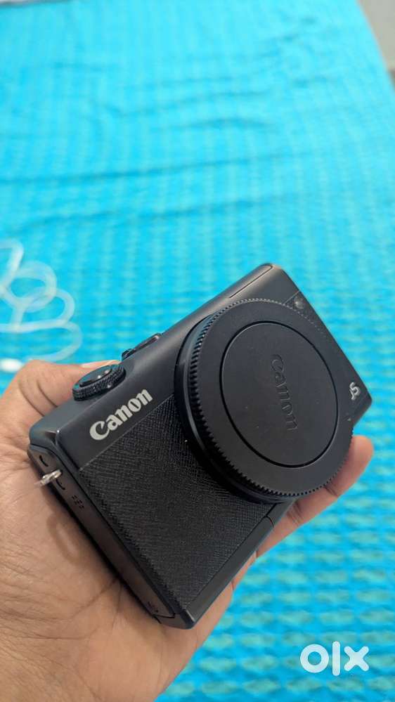 Canon EOS M200 mirrorless camera