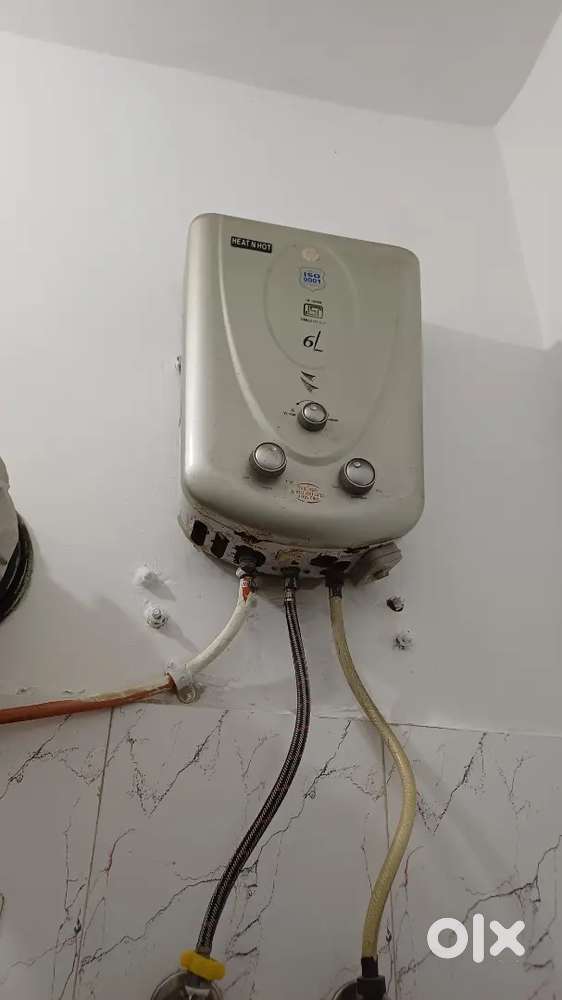 Gas geyser for instant water heating for sale in Uttam Nagar
