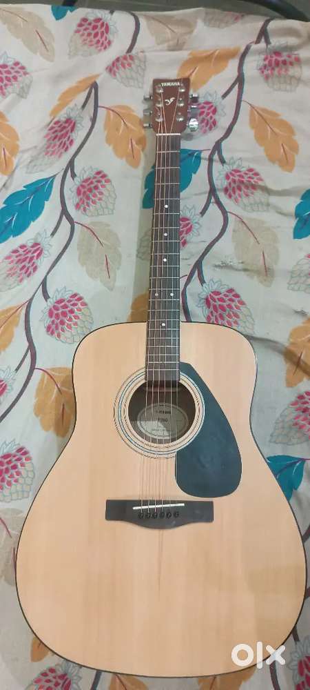Yamaha Acoustic guitar in great condition - For sale