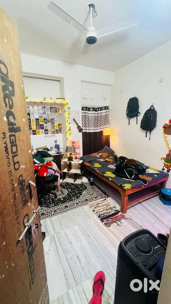 1 room Khali hai 2bhk me