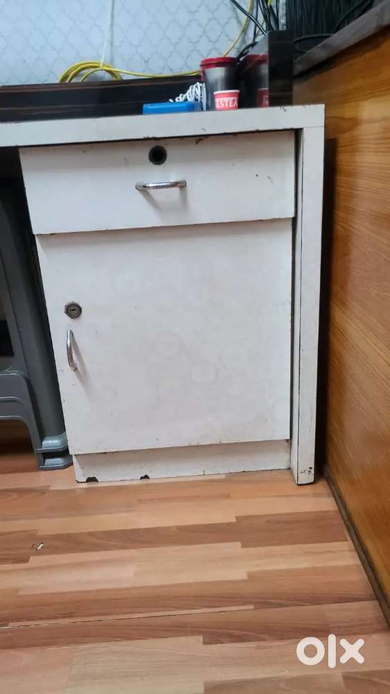 Selling computer table