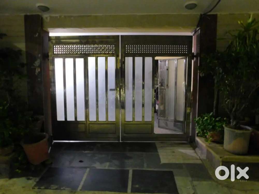 2 bhk floor for sale in sector 4 rohini.