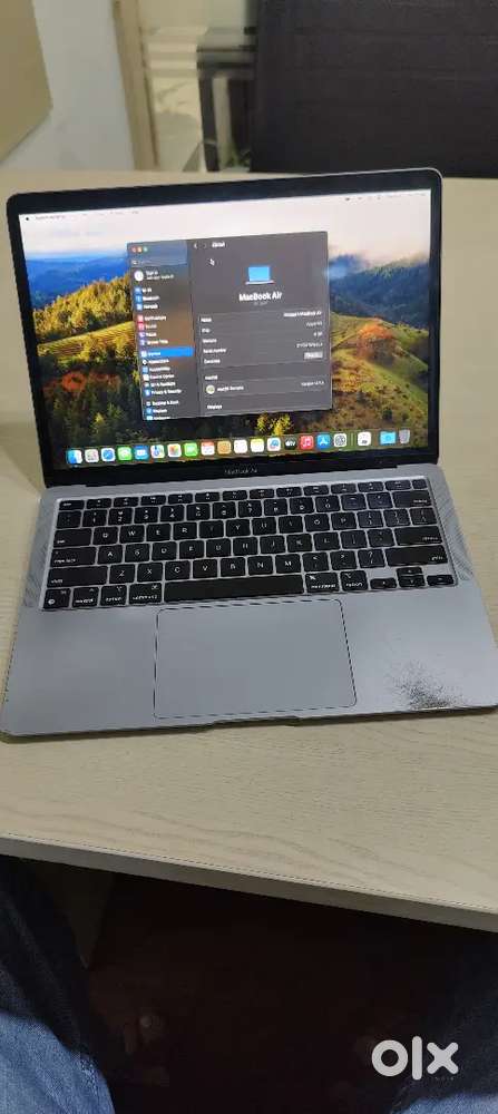 Selling mackbook air M1 chip 8 gb ram 256 gb SSD 1.5 gb graphics