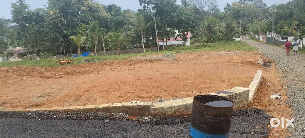 ഏറ്റുമാനൂർ  കോട്ടമുറിൽ മെയിൻ റോഡിൽ നിന്നും 500 mtr ദൂരത്തിൽ 8